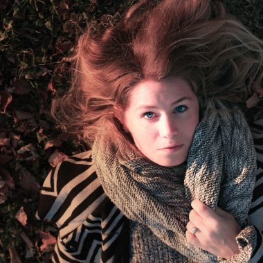 Vrouw met stijlvol gedrapeerde sjaal in herfstoutfit