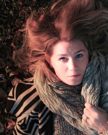 Vrouw met stijlvol gedrapeerde sjaal in herfstoutfit