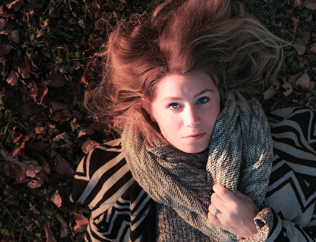 Vrouw met stijlvol gedrapeerde sjaal in herfstoutfit