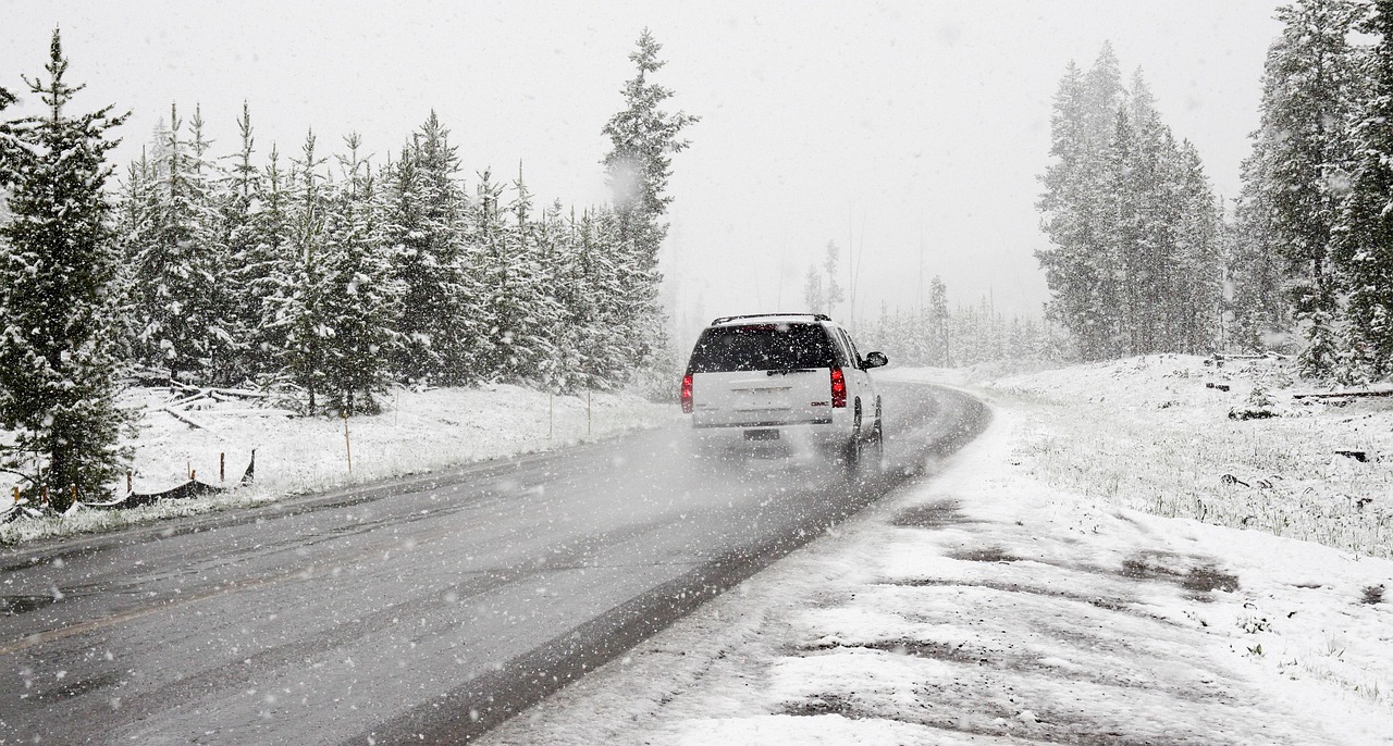 Auto langs een besneeuwde weg in de winter met hulpverlener
