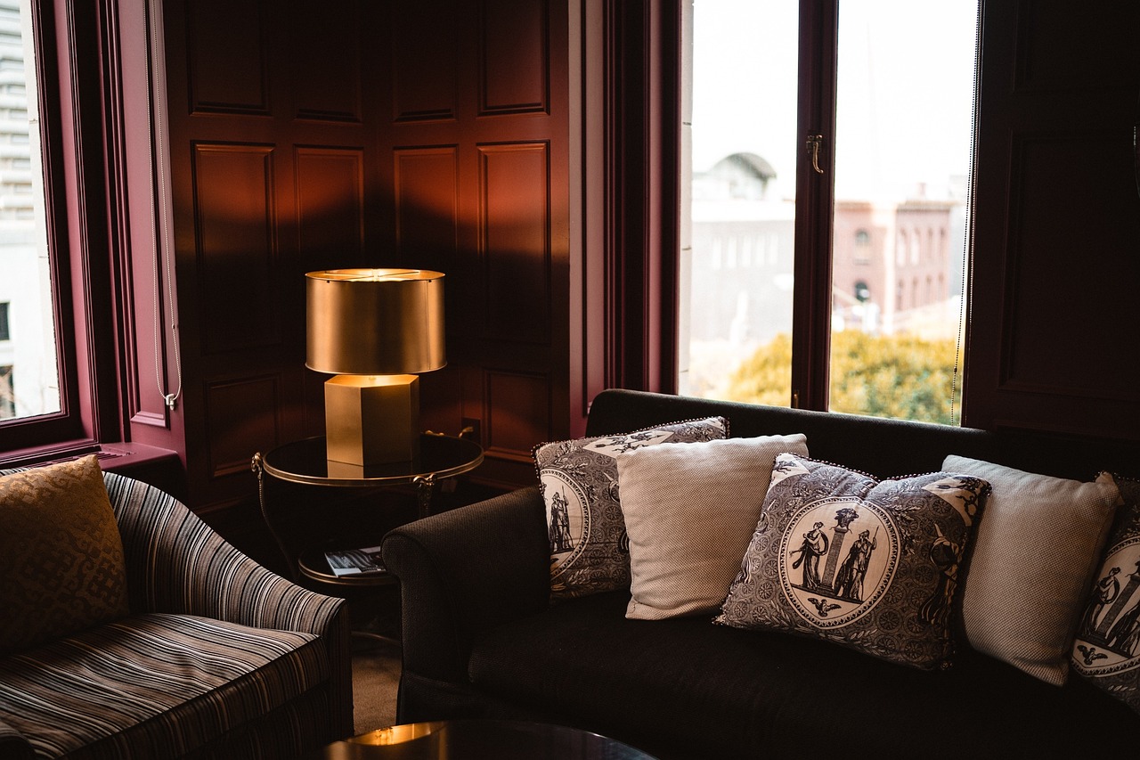 Een lichte woonkamer met een bouclé sofa in zandtint, gecombineerd met ribfluwelen kussens en een teddy plaid