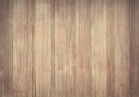 Warme houten vloer in woonkamer met verwarming aan tijdens de stookperiode