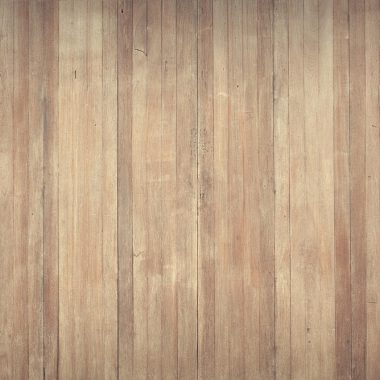 Warme houten vloer in woonkamer met verwarming aan tijdens de stookperiode