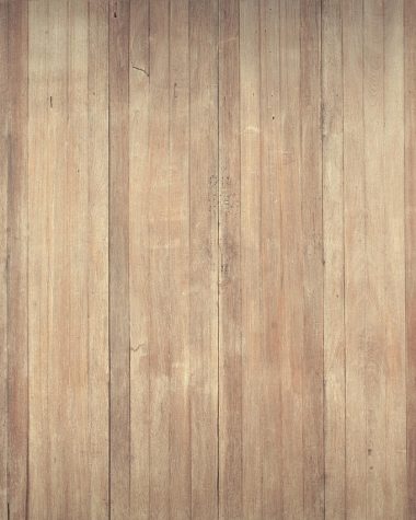 Warme houten vloer in woonkamer met verwarming aan tijdens de stookperiode