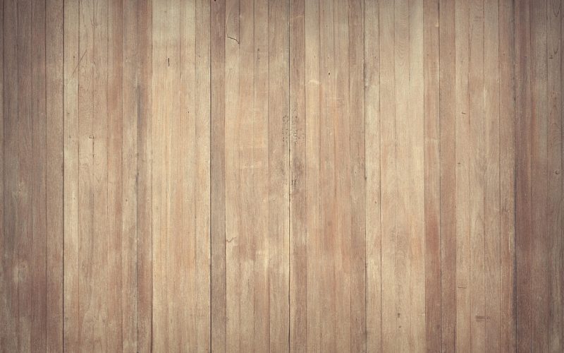 Warme houten vloer in woonkamer met verwarming aan tijdens de stookperiode