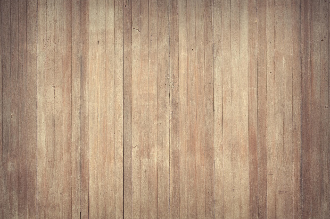 Warme houten vloer in woonkamer met verwarming aan tijdens de stookperiode