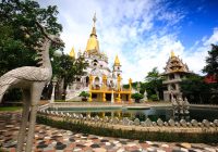 Een kleine reisgroep bij een tempel in Azië tijdens een georganiseerde rondreis