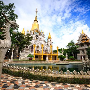 Een kleine reisgroep bij een tempel in Azië tijdens een georganiseerde rondreis