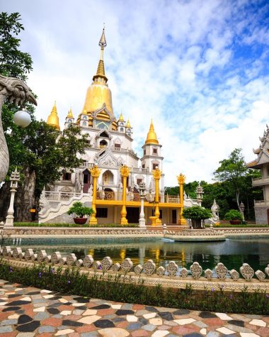 Een kleine reisgroep bij een tempel in Azië tijdens een georganiseerde rondreis