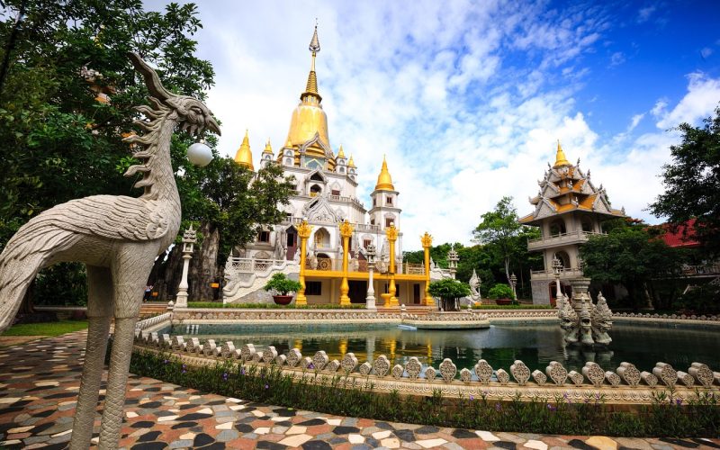 Een kleine reisgroep bij een tempel in Azië tijdens een georganiseerde rondreis
