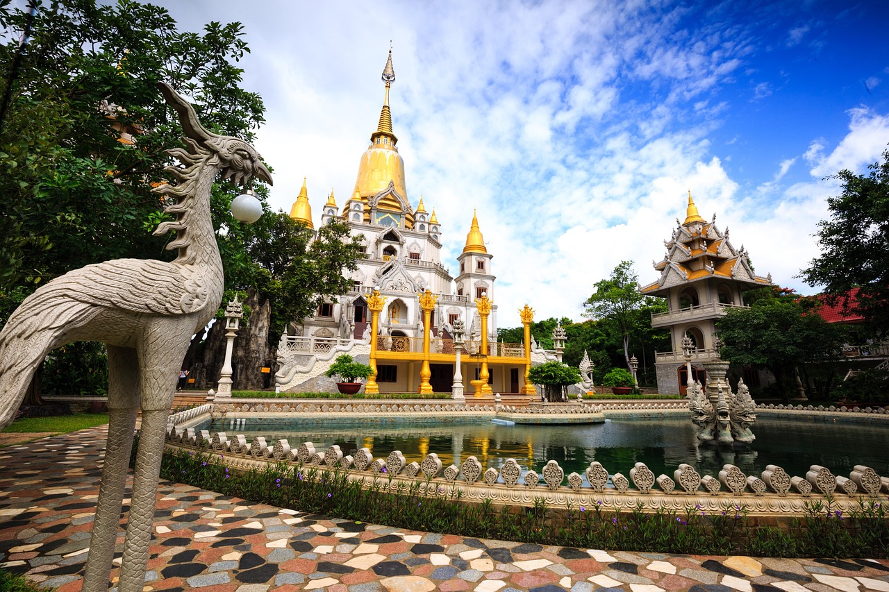 Een kleine reisgroep bij een tempel in Azië tijdens een georganiseerde rondreis