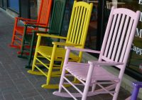 Meubels verlicht door warme spots in een designshowroom