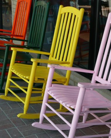 Meubels verlicht door warme spots in een designshowroom