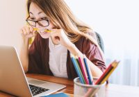 Netjes ingericht kinderbureau met tafellamp en potlodenbakje voor een kind van 7 jaar