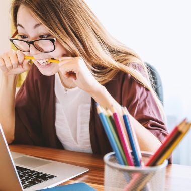 Netjes ingericht kinderbureau met tafellamp en potlodenbakje voor een kind van 7 jaar