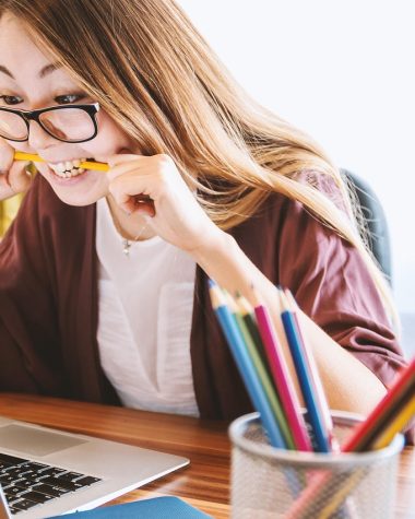 Netjes ingericht kinderbureau met tafellamp en potlodenbakje voor een kind van 7 jaar