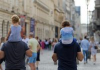 Koppel wandelt hand in hand tijdens een romantische stedentrip in een Europese stad