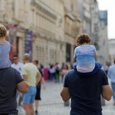 Koppel wandelt hand in hand tijdens een romantische stedentrip in een Europese stad