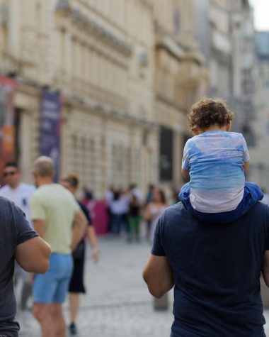 Koppel wandelt hand in hand tijdens een romantische stedentrip in een Europese stad