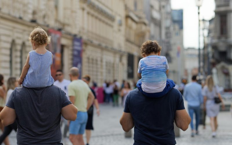 Koppel wandelt hand in hand tijdens een romantische stedentrip in een Europese stad