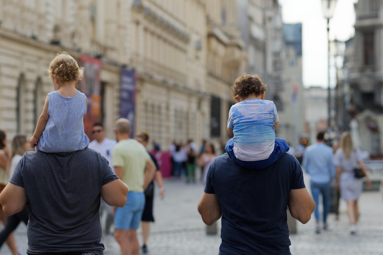 Koppel wandelt hand in hand tijdens een romantische stedentrip in een Europese stad