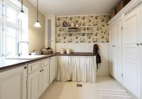 Witte kinderkast in een lichte kinderkamer met speelgoed op de vloer