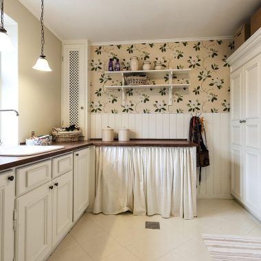 Witte kinderkast in een lichte kinderkamer met speelgoed op de vloer