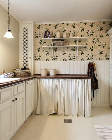 Witte kinderkast in een lichte kinderkamer met speelgoed op de vloer