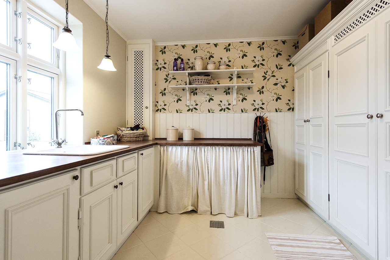 Witte kinderkast in een lichte kinderkamer met speelgoed op de vloer